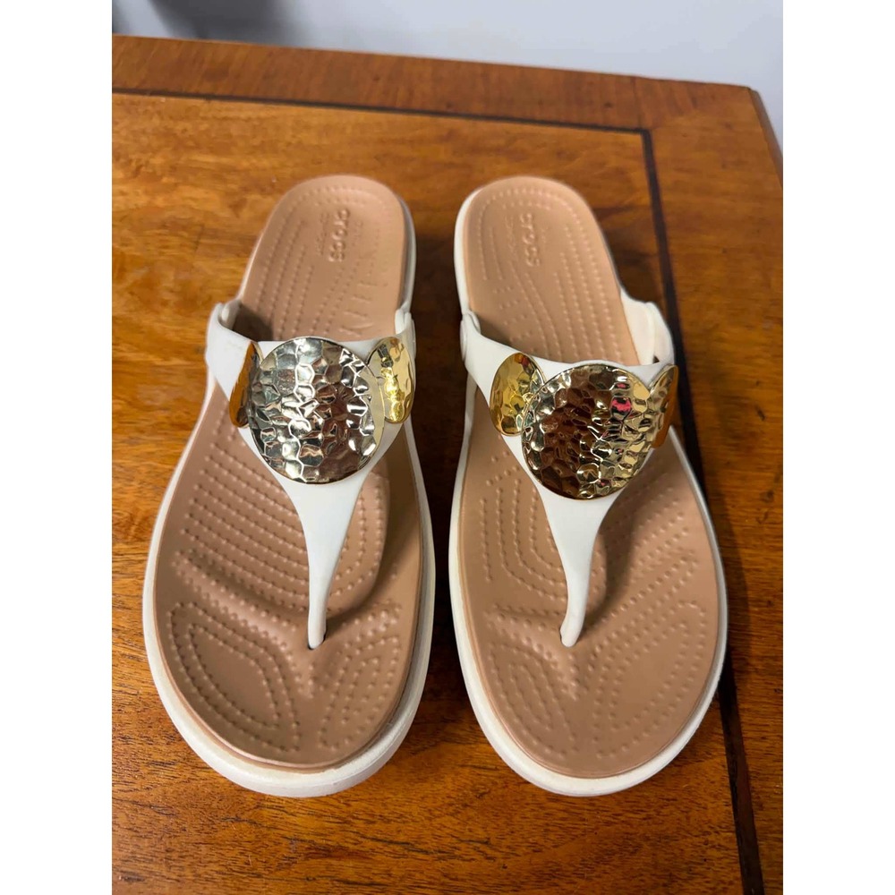 Crocs Womens 8 White Sanrah Hammered Circle Sandal Flip Flop Wedge Medallion